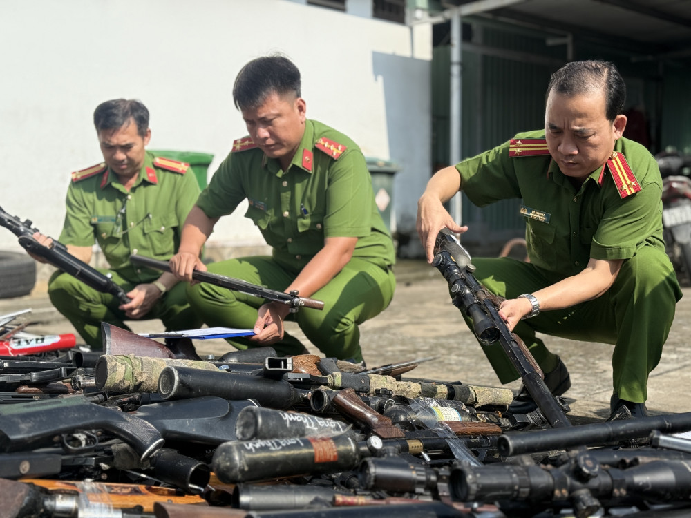 Lực lượng chức năng kiểm đếm lại số vũ khí, vật liệu nổ và công cụ hỗ trợ