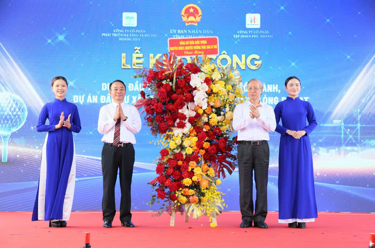 Đồng chí Trần Quốc Vượng, nguyên Ủy viên Bộ Chính trị, nguyên Thường trực Ban Bí thư tặng hoa chúc mừng nhà đầu tư. Đồng chí Trần Quốc Vượng, nguyên Ủy viên Bộ Chính trị, nguyên Thường trực Ban Bí thư tặng hoa chúc mừng nhà đầu tư.