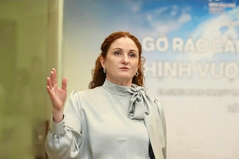 Bà Caroline Beresford, Đại sứ New Zealand tại Việt Nam.