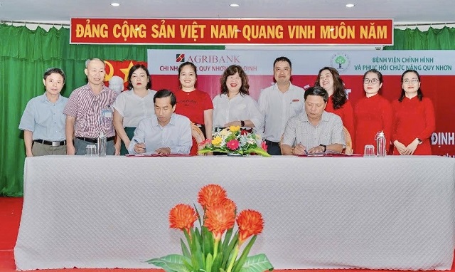 Lãnh đạo hai đơn vị tiến hành ký kết thỏa thuận hợp tác toàn diện với sự chứng kiến của lãnh đạo các phòng, ban… Ảnh: Viết-Hồng Lãnh đạo hai đơn vị tiến hành ký kết thỏa thuận hợp tác toàn diện với sự chứng kiến của lãnh đạo các phòng, ban… Ảnh: Viết-Hồng
