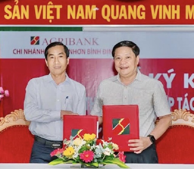 Lãnh đạo hai đơn vị trao nhau Biên bản ký kết thỏa thuận hợp tác. Ảnh: V-H Lãnh đạo hai đơn vị trao nhau Biên bản ký kết thỏa thuận hợp tác. Ảnh: V-H