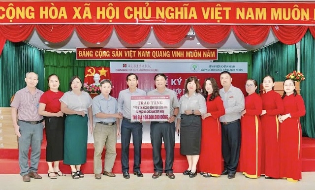 Lãnh đạo Agribank – Chi nhánh TP Quy Nhơn trao bảng tượng trưng tài trợ 10 bộ máy vi tính cho Bệnh viện Chỉnh hình và Phục hồi chức năng Quy Nhơn. Ảnh: Viết-Hồng Lãnh đạo Agribank – Chi nhánh TP Quy Nhơn trao bảng tượng trưng tài trợ 10 bộ máy vi tính cho Bệnh viện Chỉnh hình và Phục hồi chức năng Quy Nhơn. Ảnh: Viết-Hồng