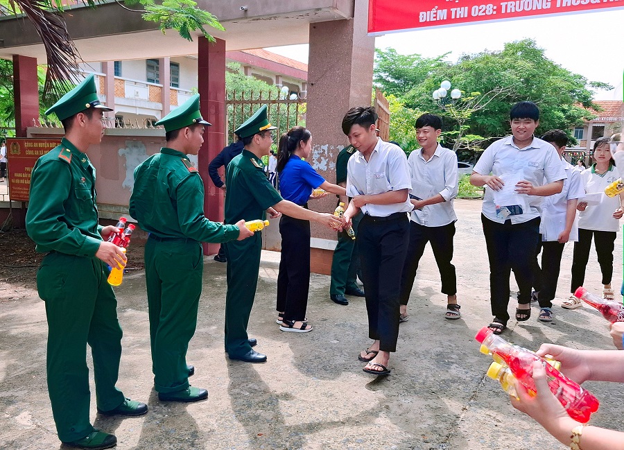Tiếp sức mùa thi - Hoạt động ý nghĩa của người lính quân hàm xanh đồng hành cùng các sĩ tử