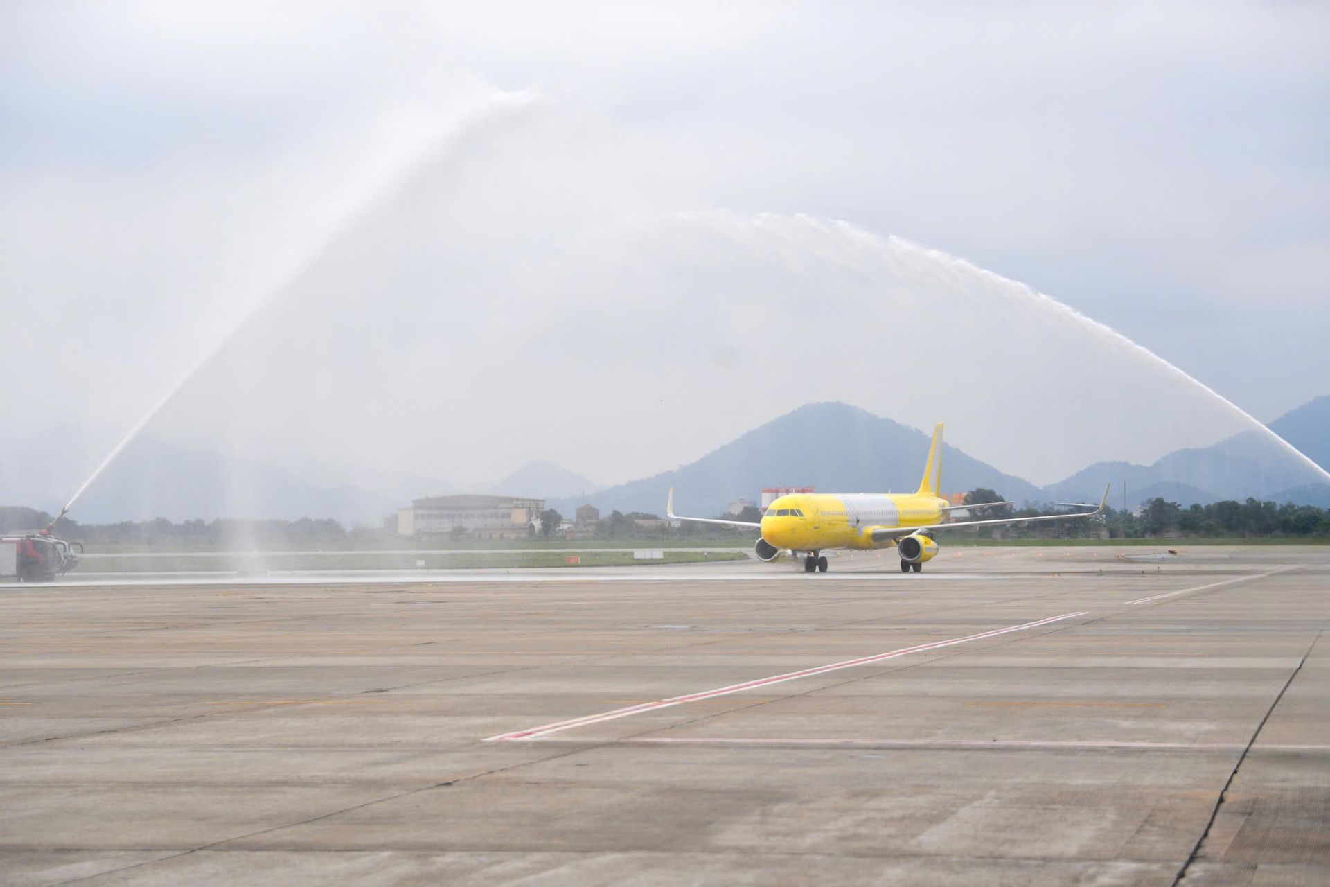 Nghi thức phun vòi rồng (Water salute) chào đón chiếc máy bay đầu tiên do Vietravel Airlines sở hữu Nghi thức phun vòi rồng (Water salute) chào đón chiếc máy bay đầu tiên do Vietravel Airlines sở hữu