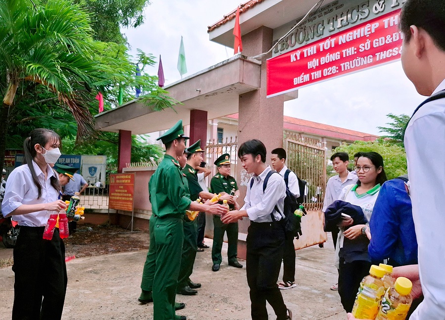 Đây không chỉ là sự hỗ trợ về vật chất mà còn là nguồn động viên tinh thần to lớn, giúp các em có thêm động lực, quyết tâm và tự tin hơn để hoàn thành tốt kì thi