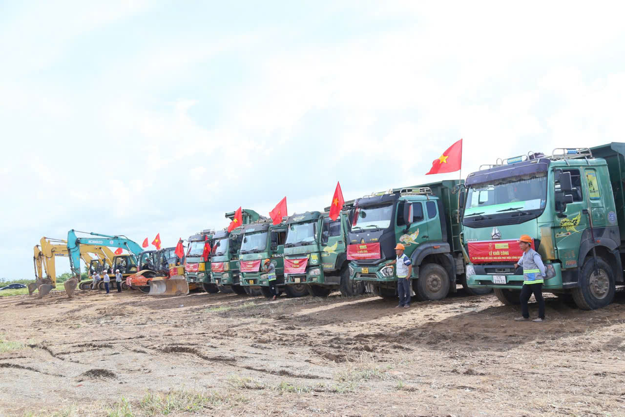 Phương tiện, máy móc thi công dự án.