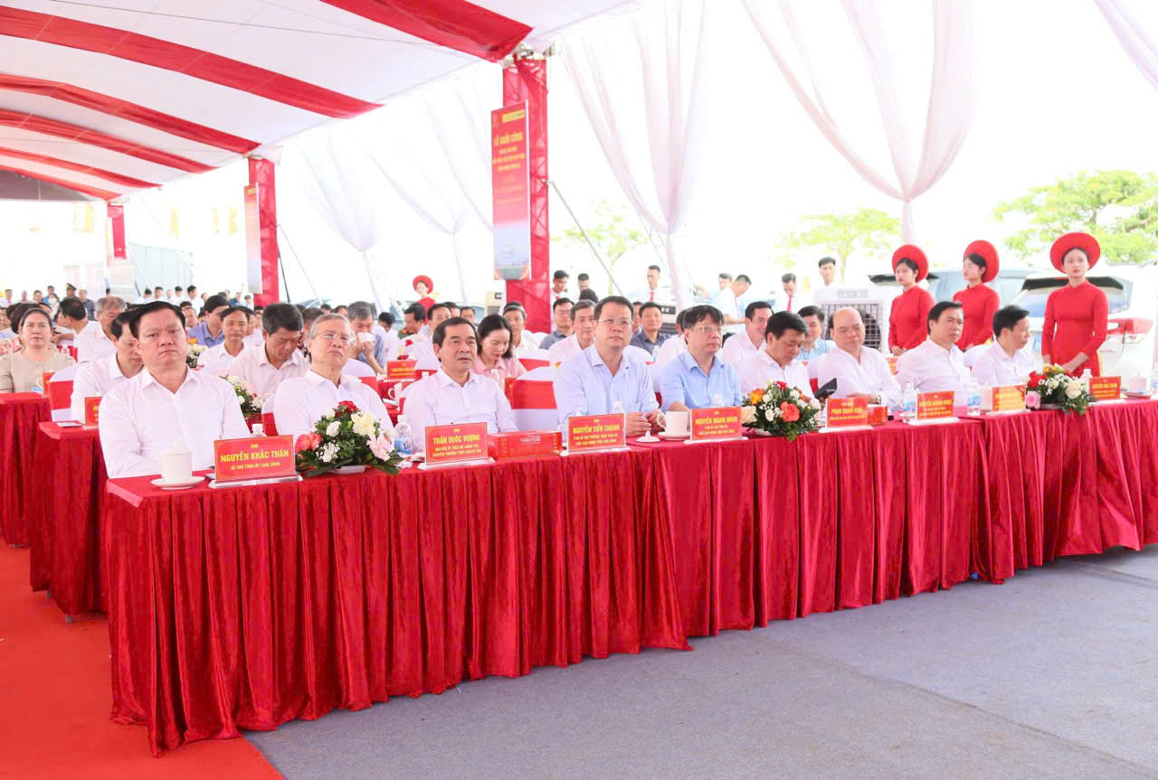 ​​​​​​Các đồng chí nguyên lãnh đạo Trung ương, lãnh đạo tỉnh dự lễ khởi công.