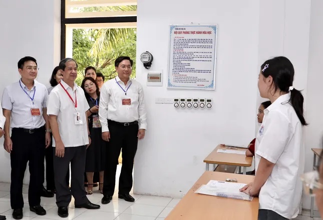 Bộ trưởng Nguyễn Kim Sơn động viên thí sinh trong kỳ thi năm nay tại tỉnh Vĩnh Phúc