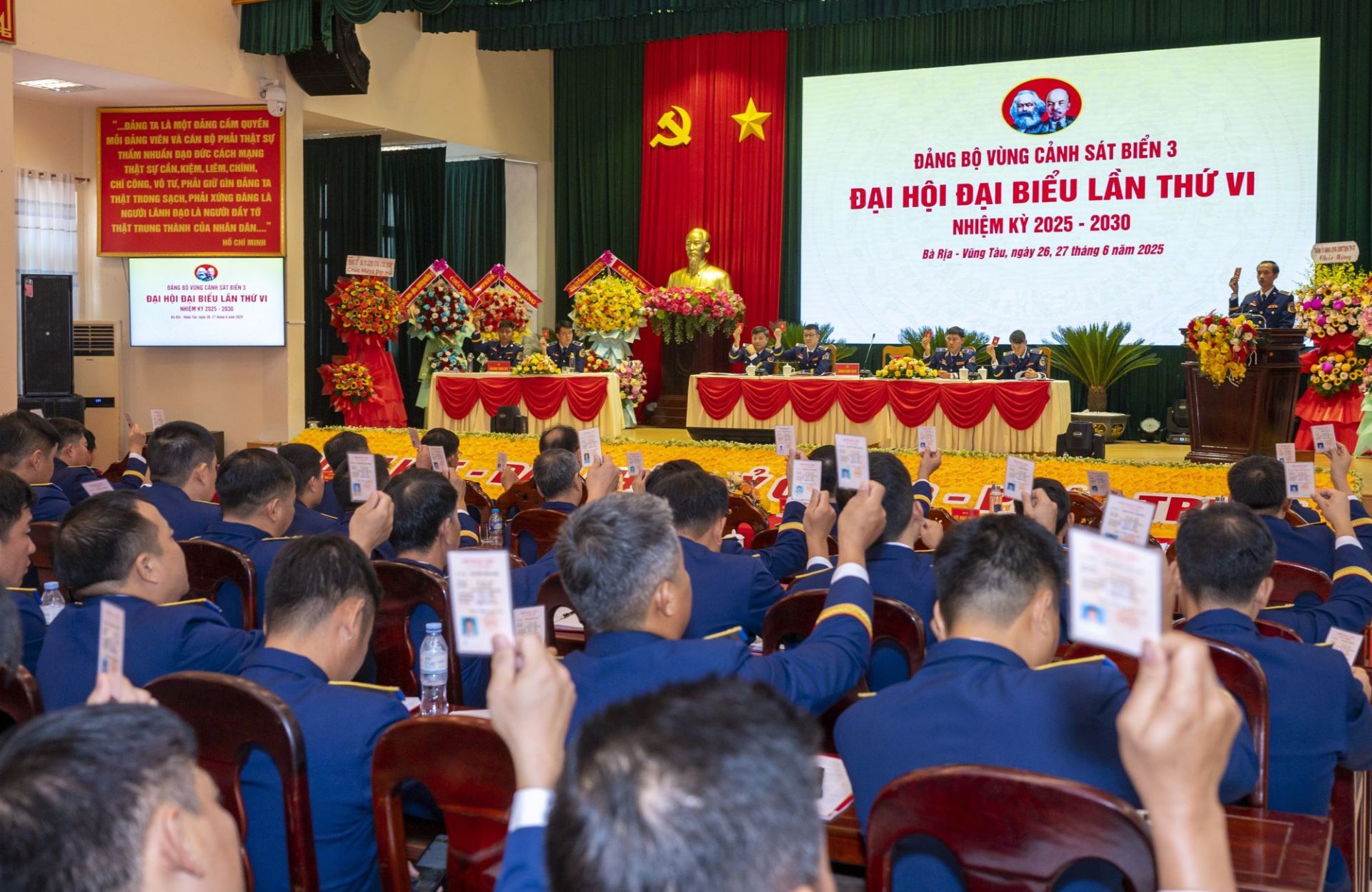 Các đại biểu biểu quyết thông qua chương trình Đại hội Các đại biểu biểu quyết thông qua chương trình Đại hội