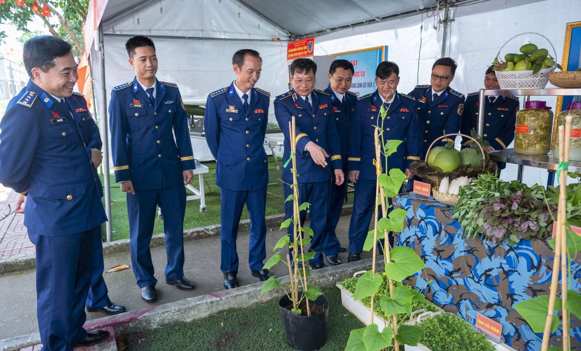 Các đại biểu tham quan khu trưng bày sách, mô hình học cụ chào mừng Đại hội Các đại biểu tham quan khu trưng bày sách, mô hình học cụ chào mừng Đại hội