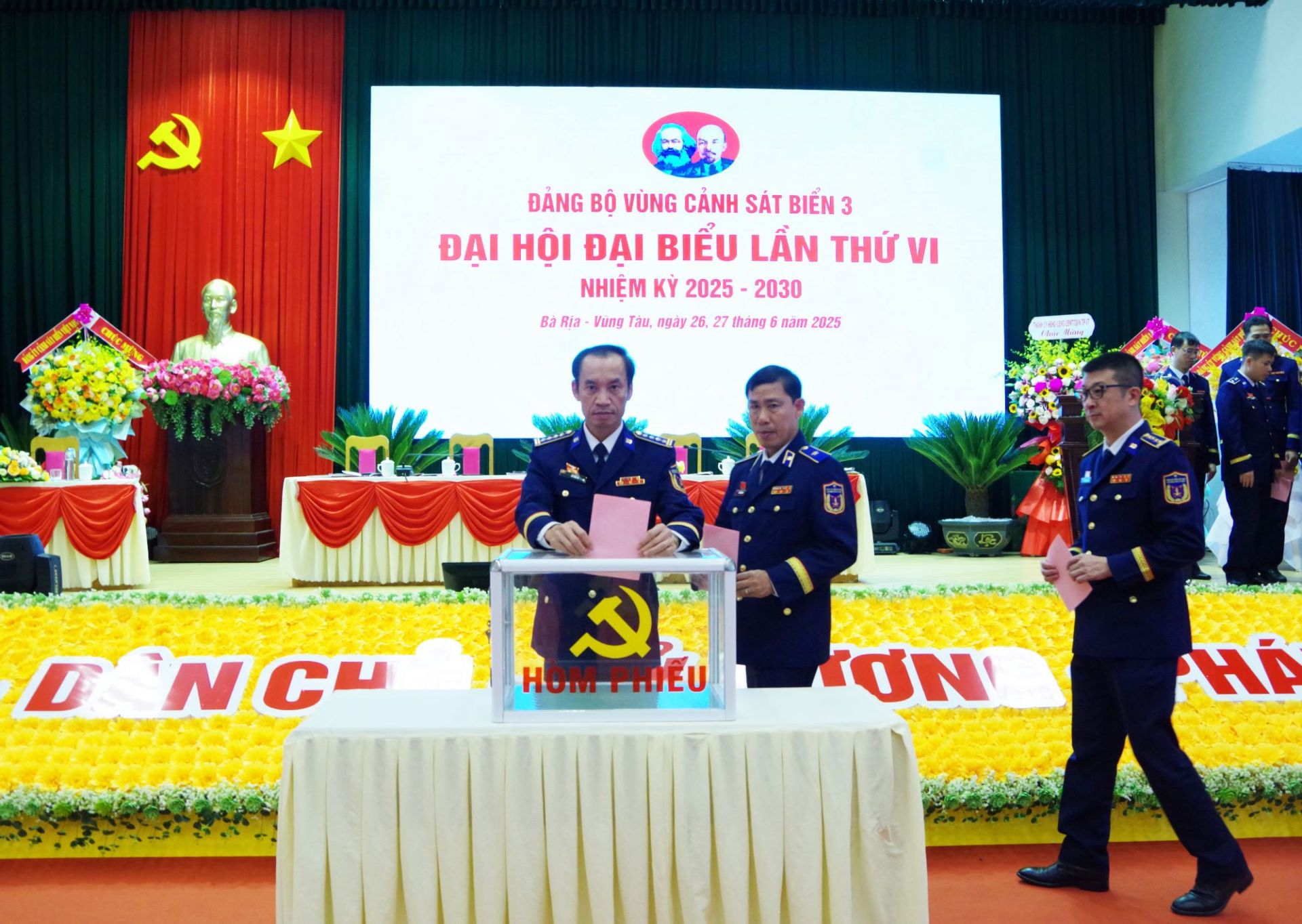 Đại hội bỏ phiếu bầu Ban Chấp hành Đảng bộ Vùng, nhiệm kỳ 2025 - 2030...