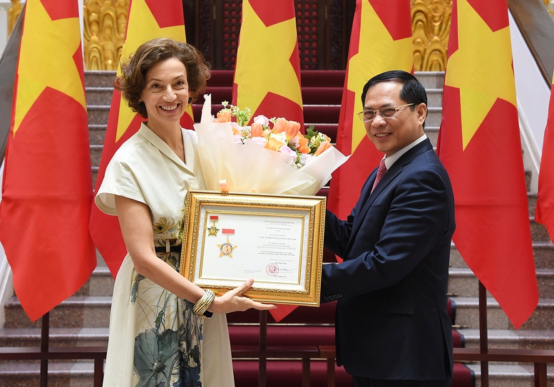 Phó Thủ tướng Bùi Thanh Sơn tặng bà Audrey Azoulay, Tổng Giám đốc UNESCO Kỷ niệm chương "Vì sự nghiệp Ngoại giao Việt Nam" – phần thưởng cao quý nhất của Bộ Ngoại giao nhằm ghi nhận, tôn vinh những đóng góp xuất sắc của bà trong việc bảo vệ và quảng bá di sản văn hóa Việt Nam - Ảnh: VGP/Hải Minh