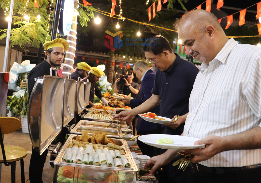 Du khách trải nghiệm ẩm thực Halal tại TP Hạ Long. Du khách trải nghiệm ẩm thực Halal tại TP Hạ Long.