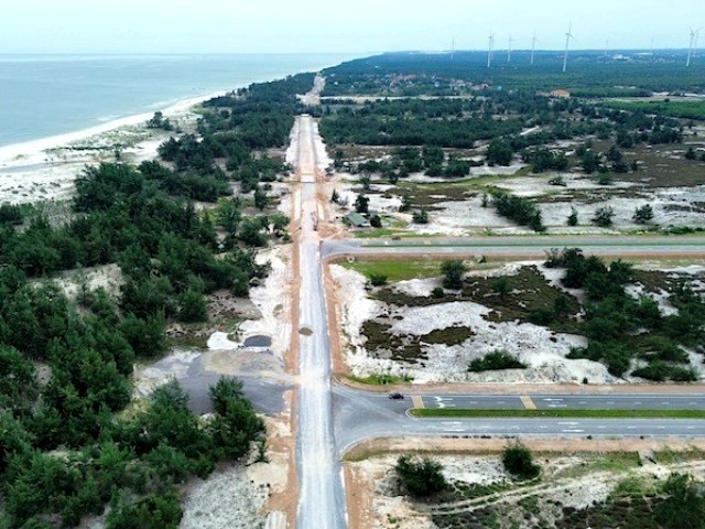 Quảng Bình quyết liệt tháo gỡ vướng mắc giải phóng mặt bằng tuyến đường ven biển