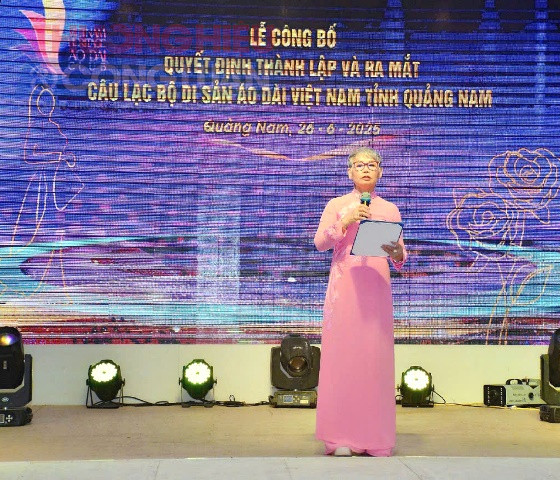 Bà Khúc Thị Dậu - Phó Chủ tịch Câu lạc bộ Di sản Áo dài Việt Nam công bố Quyết định thành lập Câu lạc bộ Di sản Áo dài Việt Nam tỉnh Quảng Nam Bà Khúc Thị Dậu - Phó Chủ tịch Câu lạc bộ Di sản Áo dài Việt Nam công bố Quyết định thành lập Câu lạc bộ Di sản Áo dài Việt Nam tỉnh Quảng Nam