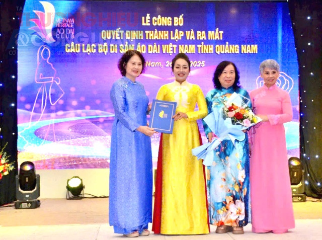 Bà Nguyễn Thị Thanh Tâm - Phó Giám đốc Quỹ Hỗ trợ Bảo tồn Di sản Văn hóa Việt Nam, Chủ tịch Câu lạc bộ Di sản áo dài Việt Nam (áo xanh, bìa trái) trao Quyết định thành lập Câu lạc bộ Di sản Áo dài Việt Nam tỉnh Quảng Nam cho bà Lê Thị Thu - Chủ nhiệm Câu lạc bộ Di sản Áo dài Việt Nam tỉnh Quảng Nam (áo vàng, thứ 2 từ trái sang) Bà Nguyễn Thị Thanh Tâm - Phó Giám đốc Quỹ Hỗ trợ Bảo tồn Di sản Văn hóa Việt Nam, Chủ tịch Câu lạc bộ Di sản áo dài Việt Nam (áo xanh, bìa trái) trao Quyết định thành lập Câu lạc bộ Di sản Áo dài Việt Nam tỉnh Quảng Nam cho bà Lê Thị Thu - Chủ nhiệm Câu lạc bộ Di sản Áo dài Việt Nam tỉnh Quảng Nam (áo vàng, thứ 2 từ trái sang)