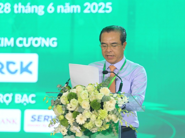 TS.BSCKII Nguyễn Hồng Trường – Giám đốc Bệnh viện Đa khoa TP. Vinh phát biểu tại hội nghị.