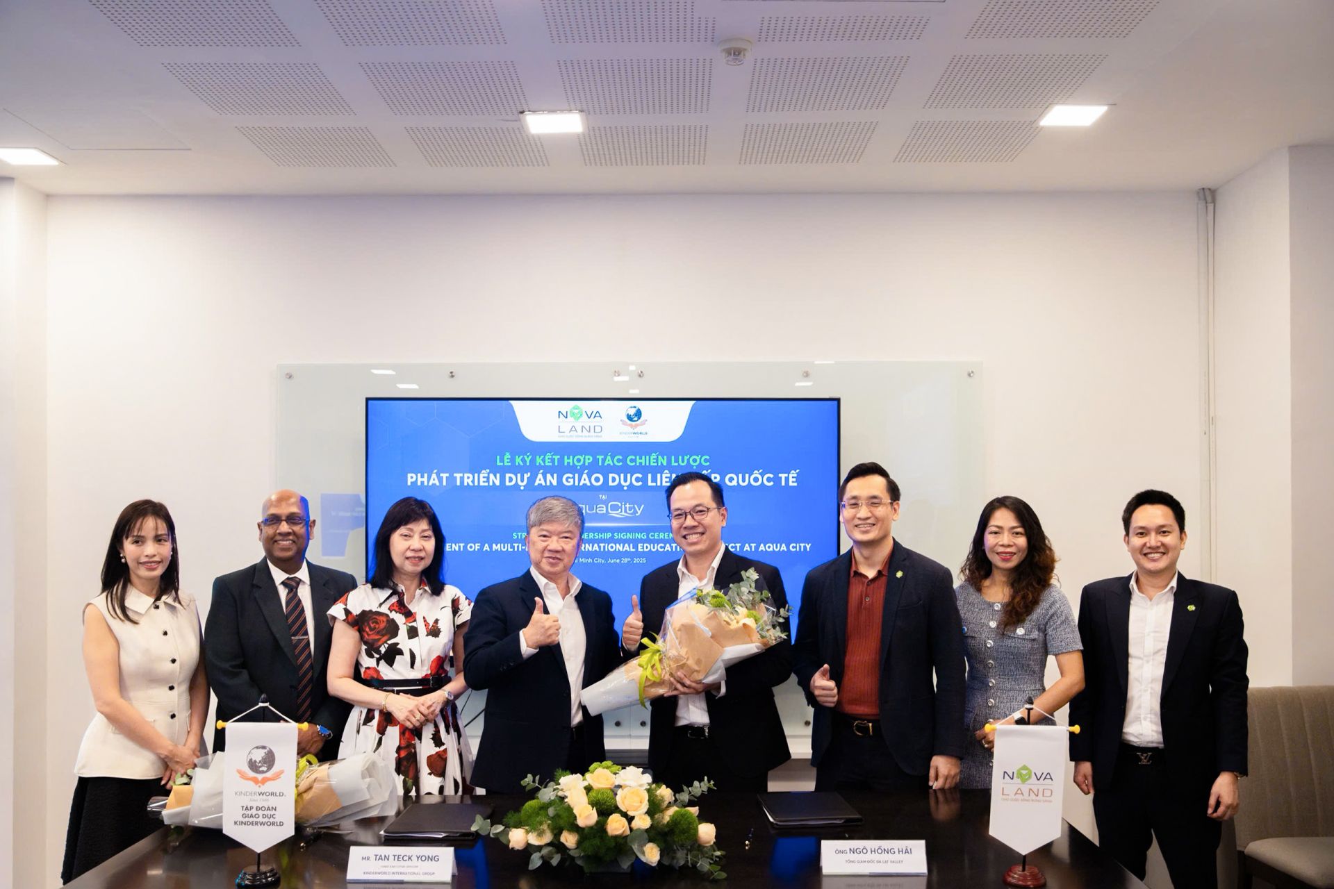 Ông Ricky Tan – Tổng Giám đốc KinderWorld (thứ 4 từ trái sang) đánh giá cao định hướng phát triển đô thị bền vững của Novaland và giá trị của Aqua City