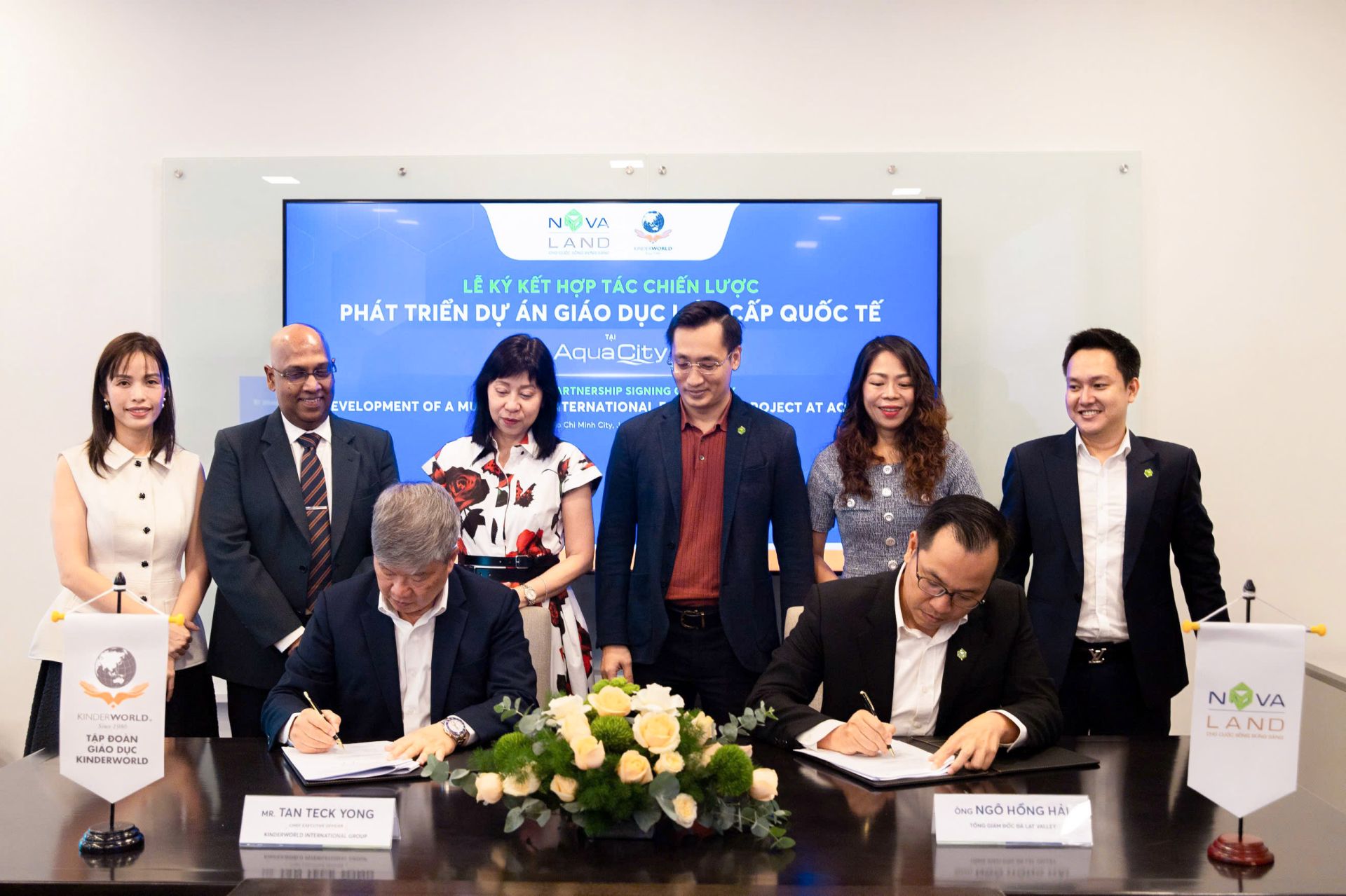 Đại diện Tập đoàn Novaland và đại diện KinderWorld ký kết hợp tác trong sự kiện ngày 28/06/2025