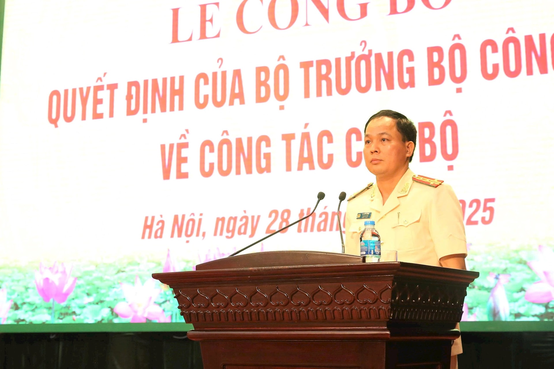 Đại tá Lê Văn Tuân phát biểu nhận nhiệm vụ. Ảnh: CATP