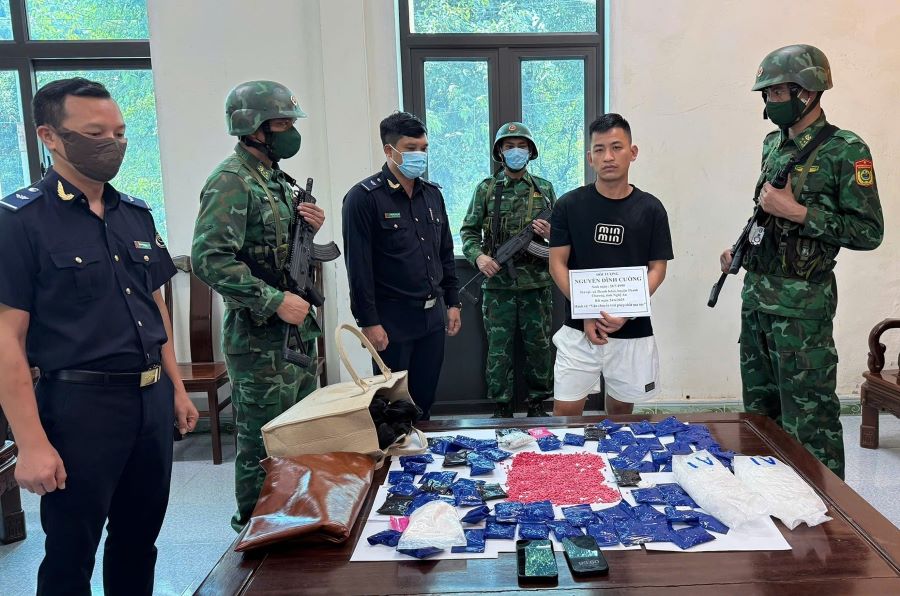 Bắt giữ 2 đối tượng vận chuyển số lượng lớn ma túy qua biên giới