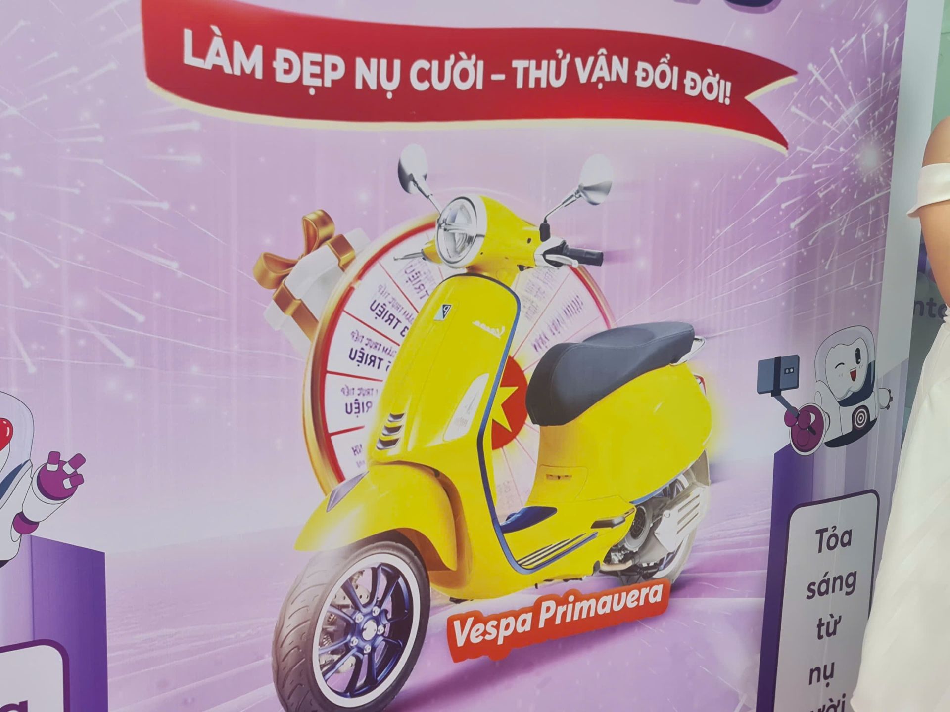 Kh&aacute;ch h&agrave;ng may mắn đạt giải thưởng cao nhất &ndash; chiếc Vespa Primavera l&agrave; chị Nguyễn Thuỵ Ho&agrave;ng Oanh - SN 1986