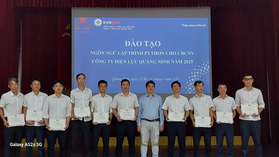 Các học viên nhận chứng chỉ sau khóa học Các học viên nhận chứng chỉ sau khóa học