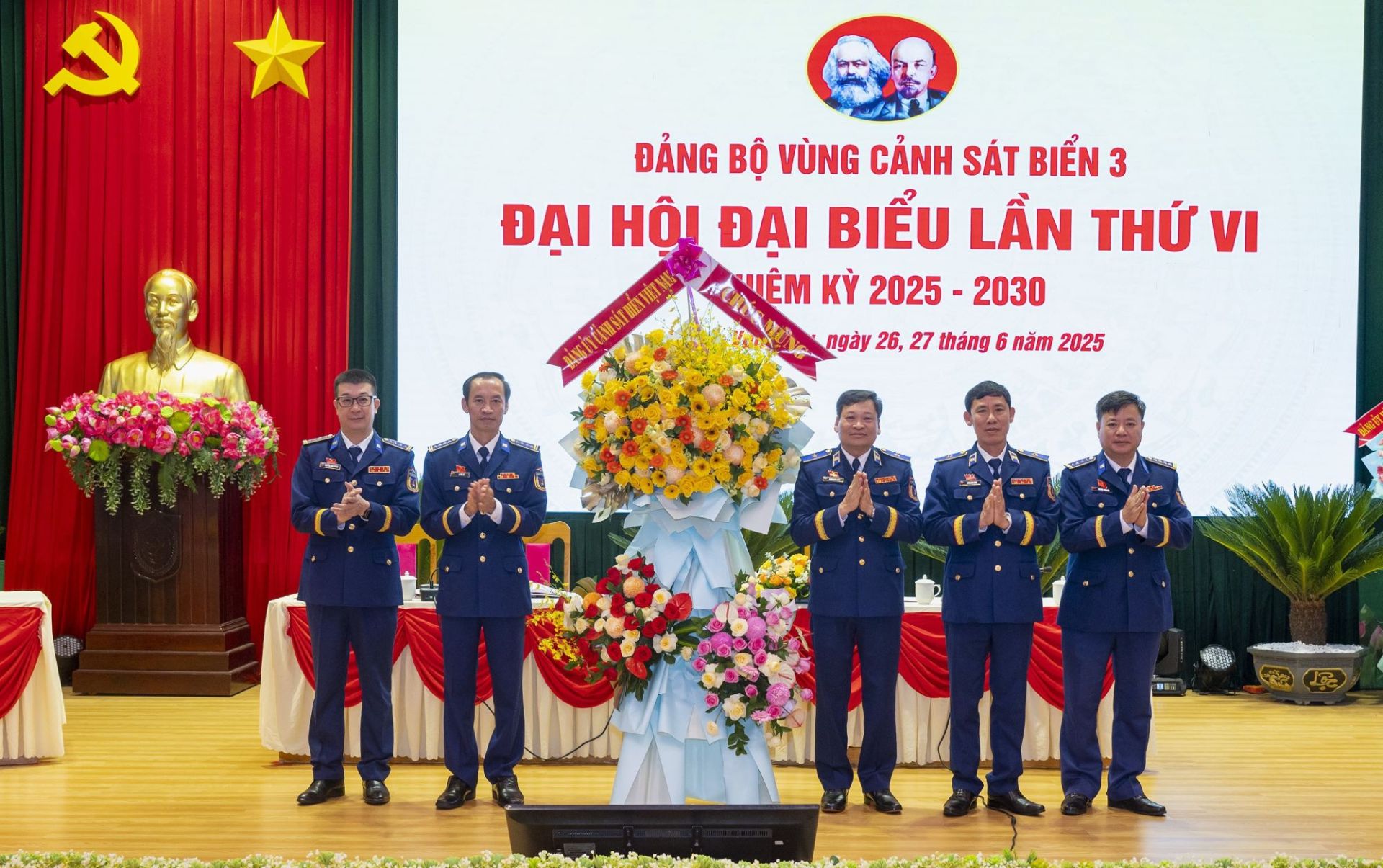 Thiếu tướng Trần Văn xuân tặng hoa chúc mừng Đại hội đại biểu Đảng bộ Vùng Cảnh sát biển 3 nhiệm kỳ 2025 - 2030. . Thiếu tướng Trần Văn xuân tặng hoa chúc mừng Đại hội đại biểu Đảng bộ Vùng Cảnh sát biển 3 nhiệm kỳ 2025 - 2030. .