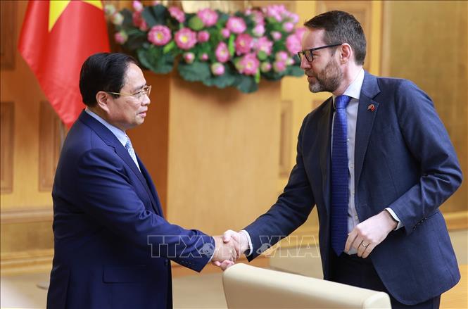 Thủ tướng Phạm Minh Chính và Đại sứ Vương quốc Anh tại Việt Nam Iain Frew. Ảnh: Dương Giang/TTXVN