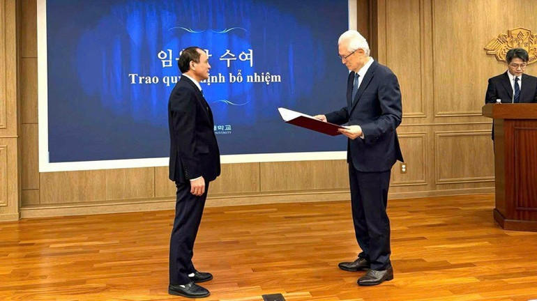 Giáo sư Synn Ilhi, Hiệu trưởng Trường đại học Keimyung trao quyết định bổ nhiệm Giáo sư danh dự cho Giáo sư, Tiến sĩ Nguyễn Trung Việt, Hiệu trưởng Trường Đại học Thủy lợi
