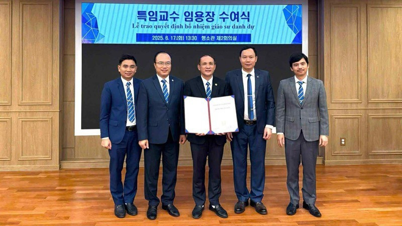 Giáo sư, Tiến sĩ Nguyễn Trung Việt, Hiệu trưởng Trường Đại học Thủy lợi cùng đoàn công tác tại Đại học Keimyung, Hàn Quốc