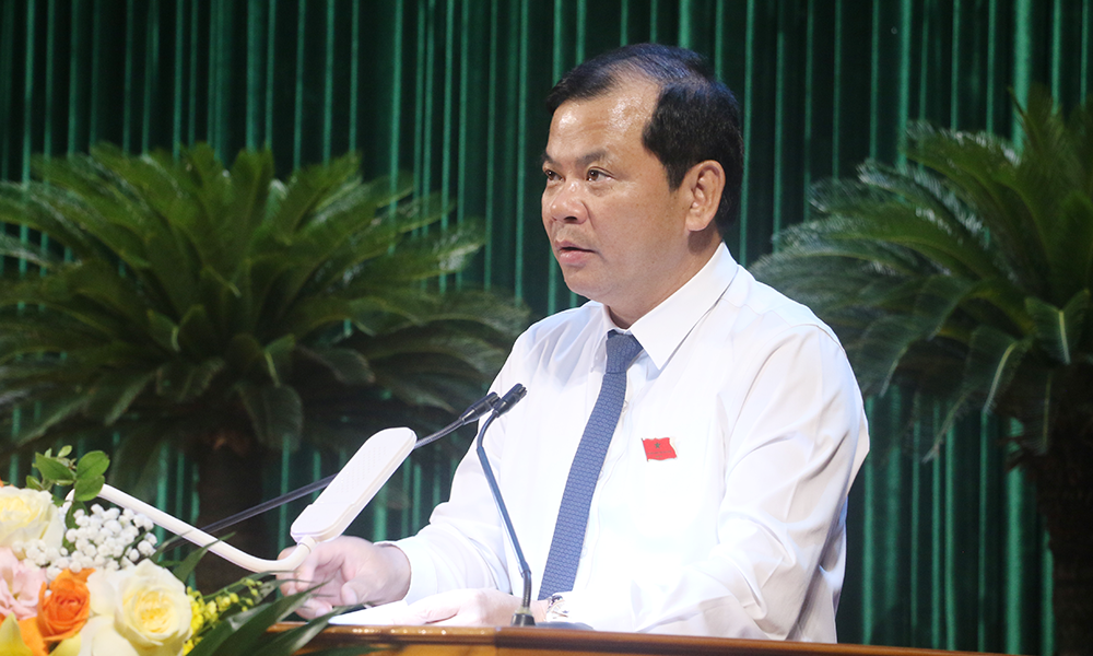 Đồng chí Phan Thế Tuấn, Phó Chủ tịch UBND tỉnh trình bày các tờ trình, dự thảo nghị quyết.