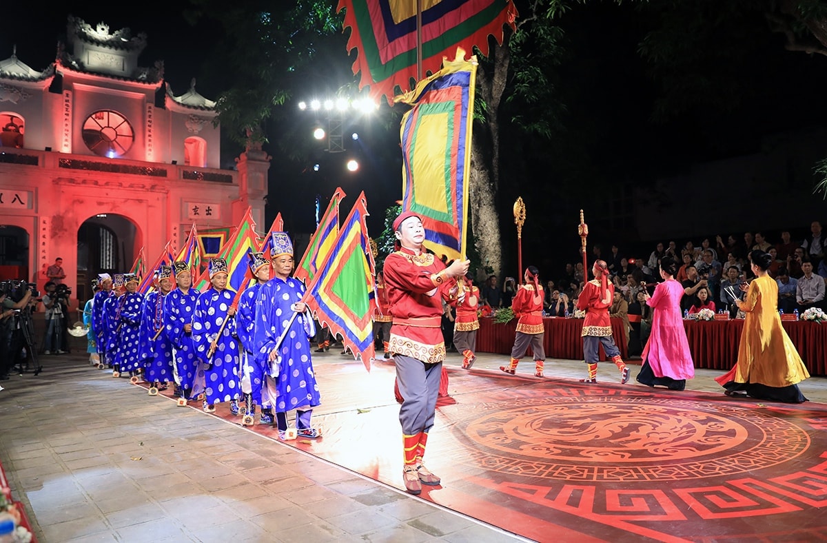 Tour du lịch đêm Tiếng chuông Trấn Vũ. Ảnh: Quang Thái.