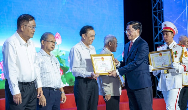 Ông Phạm Viết Thanh, Bí thư Tỉnh ủy Bà Rịa – Vũng Tàu trao bằng khen cho các đồng chí thường trực Tỉnh ủy qua các thời kỳ