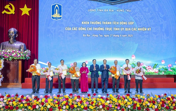 UBND tỉnh Bà Rịa - Vũng Tàu khen thưởng thành tích đóng góp của các đồng chí Thường trực Tỉnh ủy qua các nhiệm kỳ