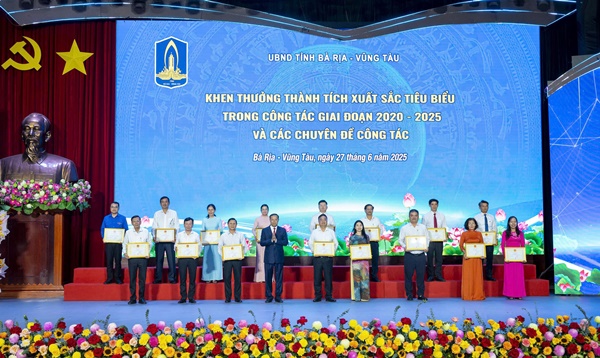 Khen thưởng cho các tập thể xuất sắc tiêu biểu