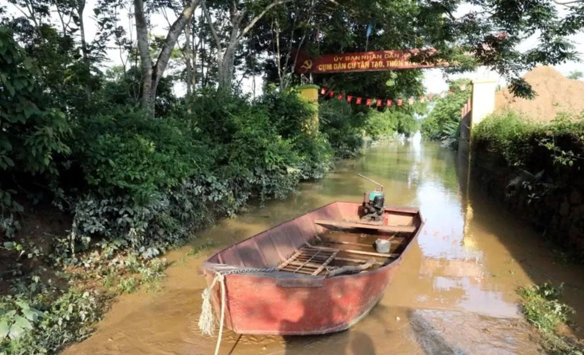 Lạng Sơn: Qua cầu ngầm, hai bố con rơi xuống sông mất tích