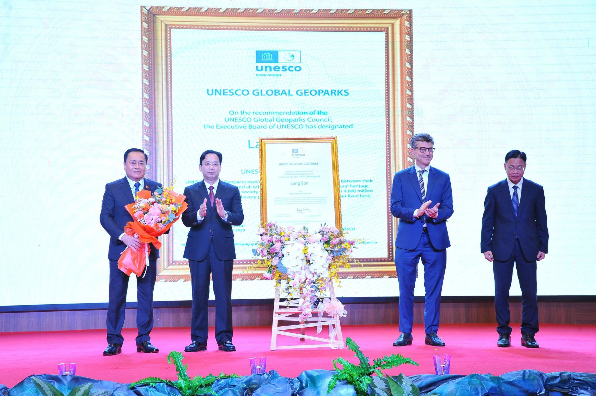 Lãnh đạo tỉnh Lạng Sơn đón nhận danh hiệu “Công viên địa chất toàn cầu UNESCO Lạng Sơn” tại chương trình