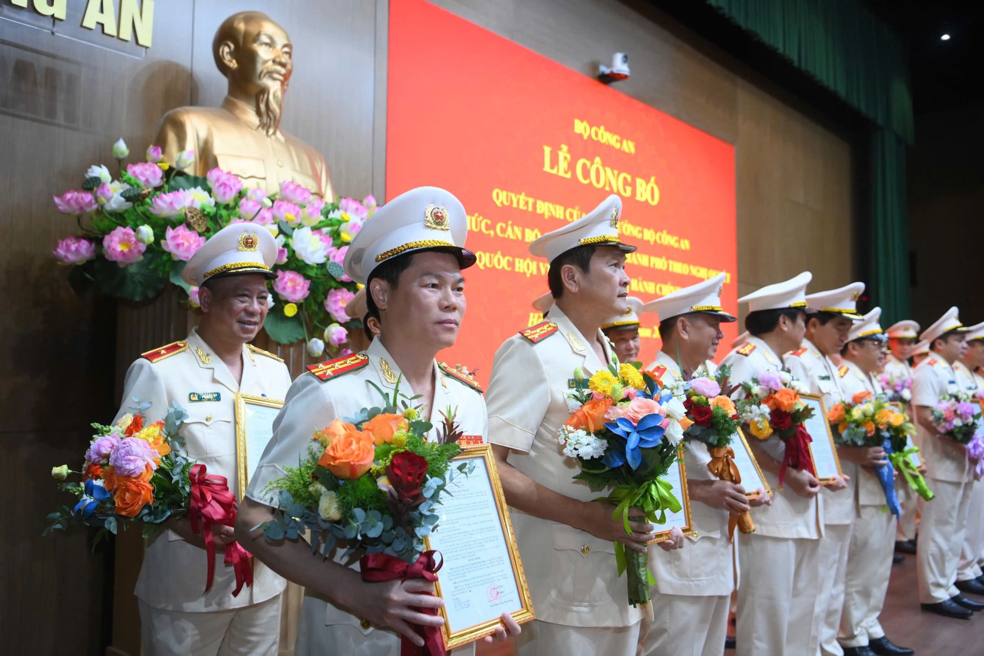 Đại tướng Lương Tam Quang đã trao quyết định và tặng hoa chúc mừng cho 34 đồng chí được điều động, bố trí giữ chức vụ Giám đốc Công an tỉnh, thành phố (mới) sau sáp nhập từ ngày 01/7/2025. Đại tướng Lương Tam Quang đã trao quyết định và tặng hoa chúc mừng cho 34 đồng chí được điều động, bố trí giữ chức vụ Giám đốc Công an tỉnh, thành phố (mới) sau sáp nhập từ ngày 01/7/2025.