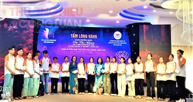 . Đại diện Câu lạc bộ Di sản Áo dài Việt Nam tỉnh Quảng Nam cùng nhà tài trợ trao 60 suất quà cho các học sinh nghèo vượt khó . Đại diện Câu lạc bộ Di sản Áo dài Việt Nam tỉnh Quảng Nam cùng nhà tài trợ trao 60 suất quà cho các học sinh nghèo vượt khó
