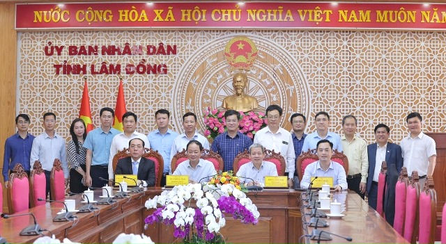 : Chủ tịch UBND tỉnh Lâm Đồng Trần Hồng Thái và lãnh đạo liên danh các nhà đầu tư ký kết hợp đồng