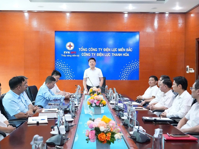 Ông Bùi Xuân Thành, Trưởng ban An toàn Tổng Công ty Điện lực miền Bắc giảng dạy trực tiếp tại lớp học.