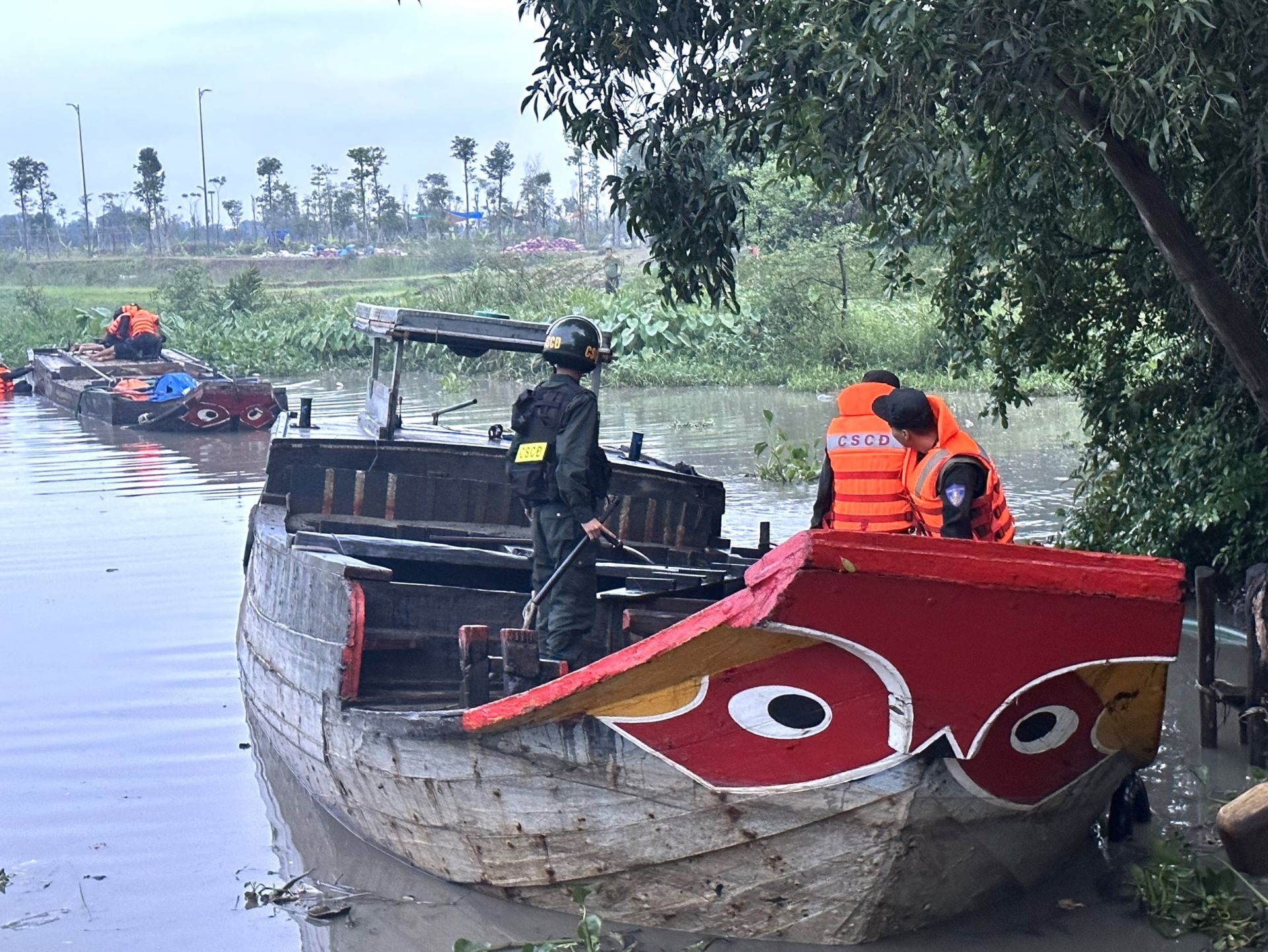 Lực lượng Công an khống chế đối tượng khai thác cát trái phép Lực lượng Công an khống chế đối tượng khai thác cát trái phép