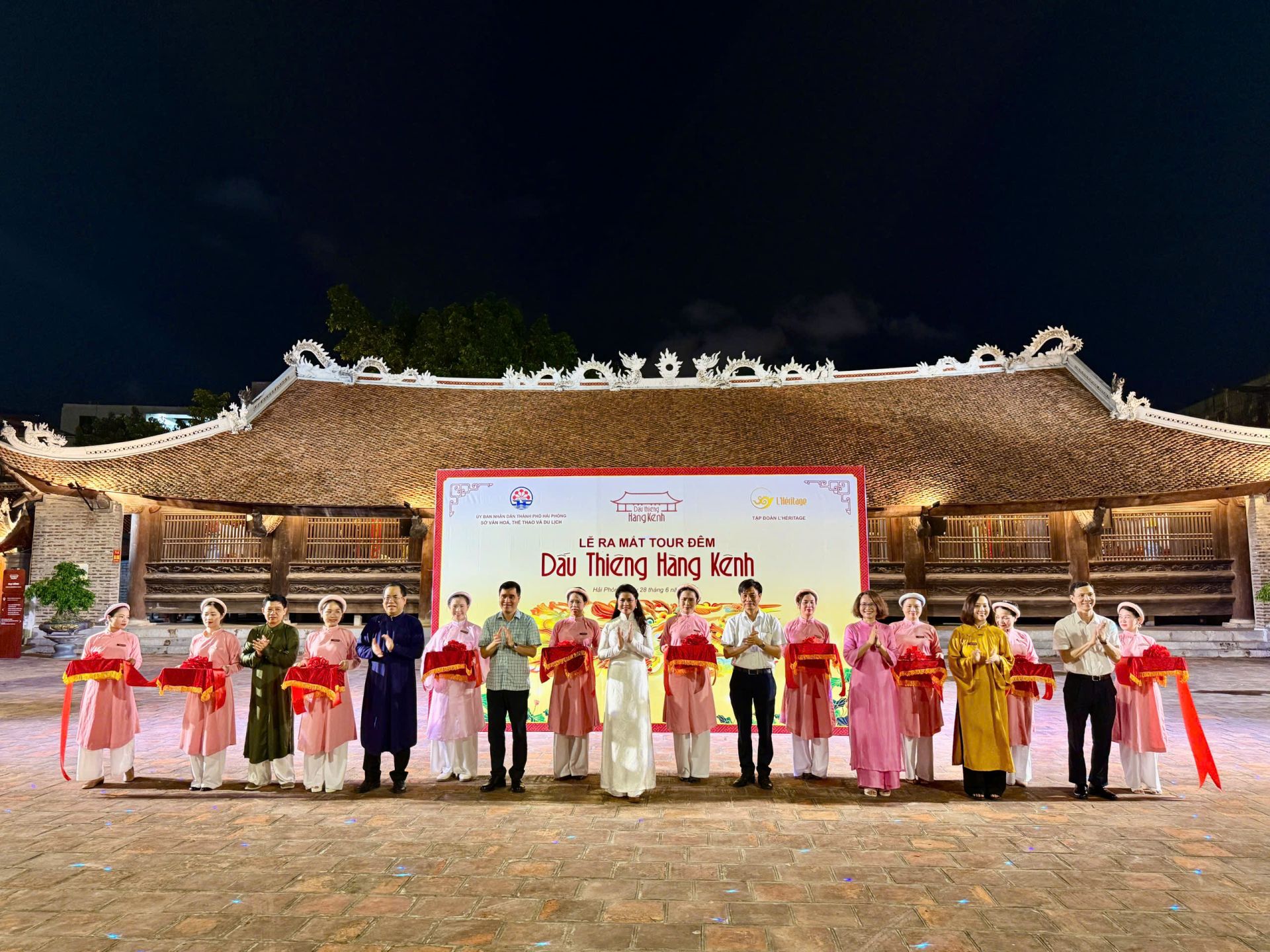 Các đồng chí lãnh đạo cắt băng khai trương Tour đêm “Dấu thiêng Hàng Kênh”. Các đồng chí lãnh đạo cắt băng khai trương Tour đêm “Dấu thiêng Hàng Kênh”.