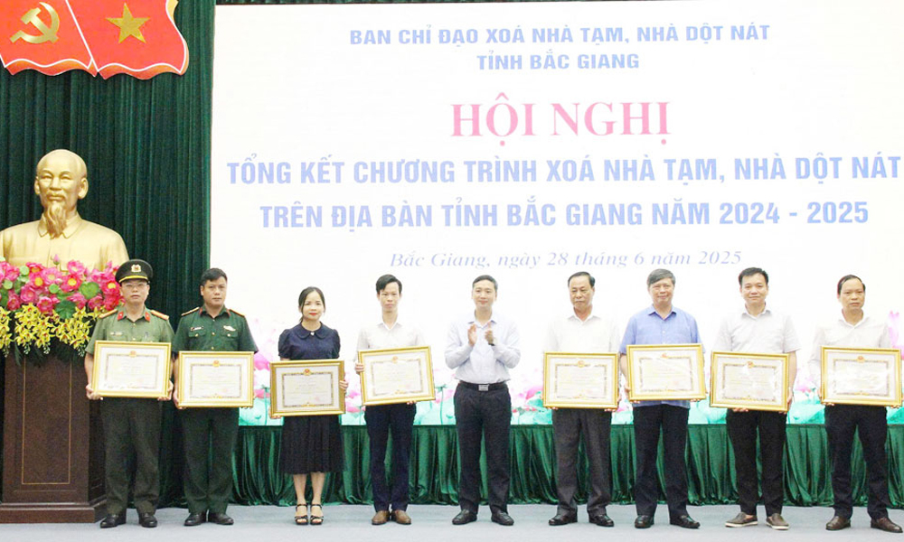 Đồng chí Nguyễn Việt Oanh tặng Bằng khen cho các tập thể có thành tích xuất sắc trong triển khai thực hiện Chương trình xóa nhà tạm, nhà dột nát trên địa bàn tỉnh.