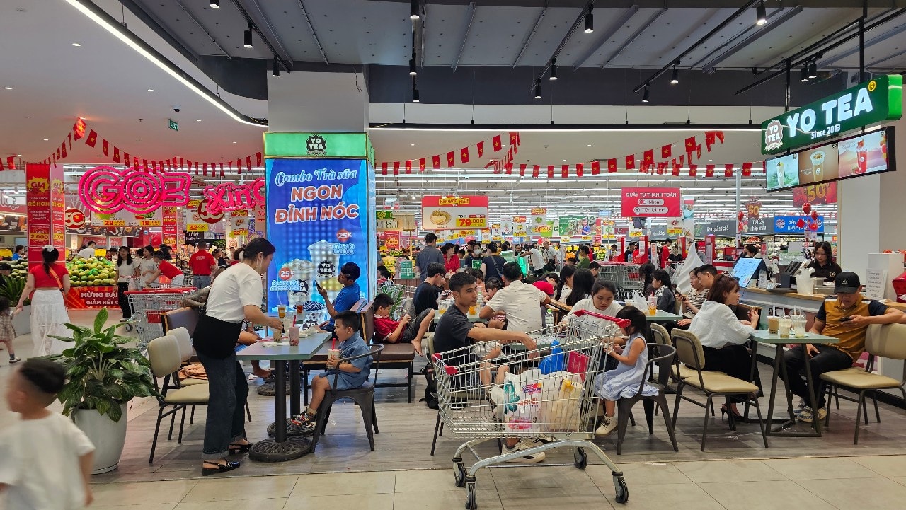Khu vui chơi ăn uống tại siêu thị Go! Thăng Long thu hút đông khách. Ảnh: Thanh Hiền