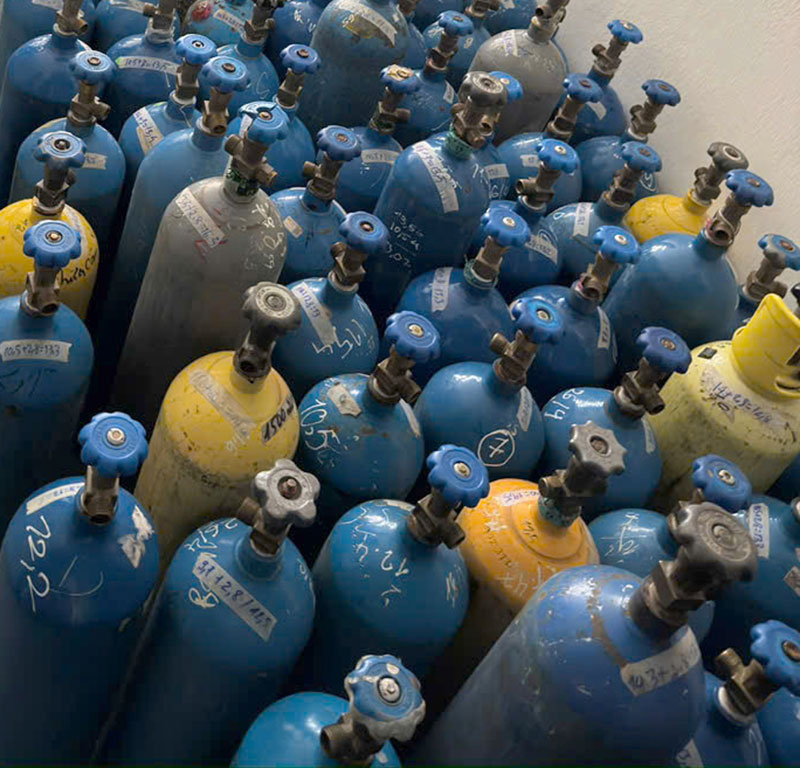 Hàng trăm bình N2O lực lượng chức năng thu giữ.