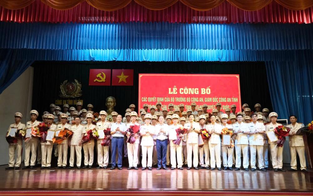 Trao quyết định điều động, bổ nhiệm Trưởng Công an của 69 xã, phường mới ở Hà Tĩnh. Ảnh: Công an Hà Tĩnh. Trao quyết định điều động, bổ nhiệm Trưởng Công an của 69 xã, phường mới ở Hà Tĩnh. Ảnh: Công an Hà Tĩnh.