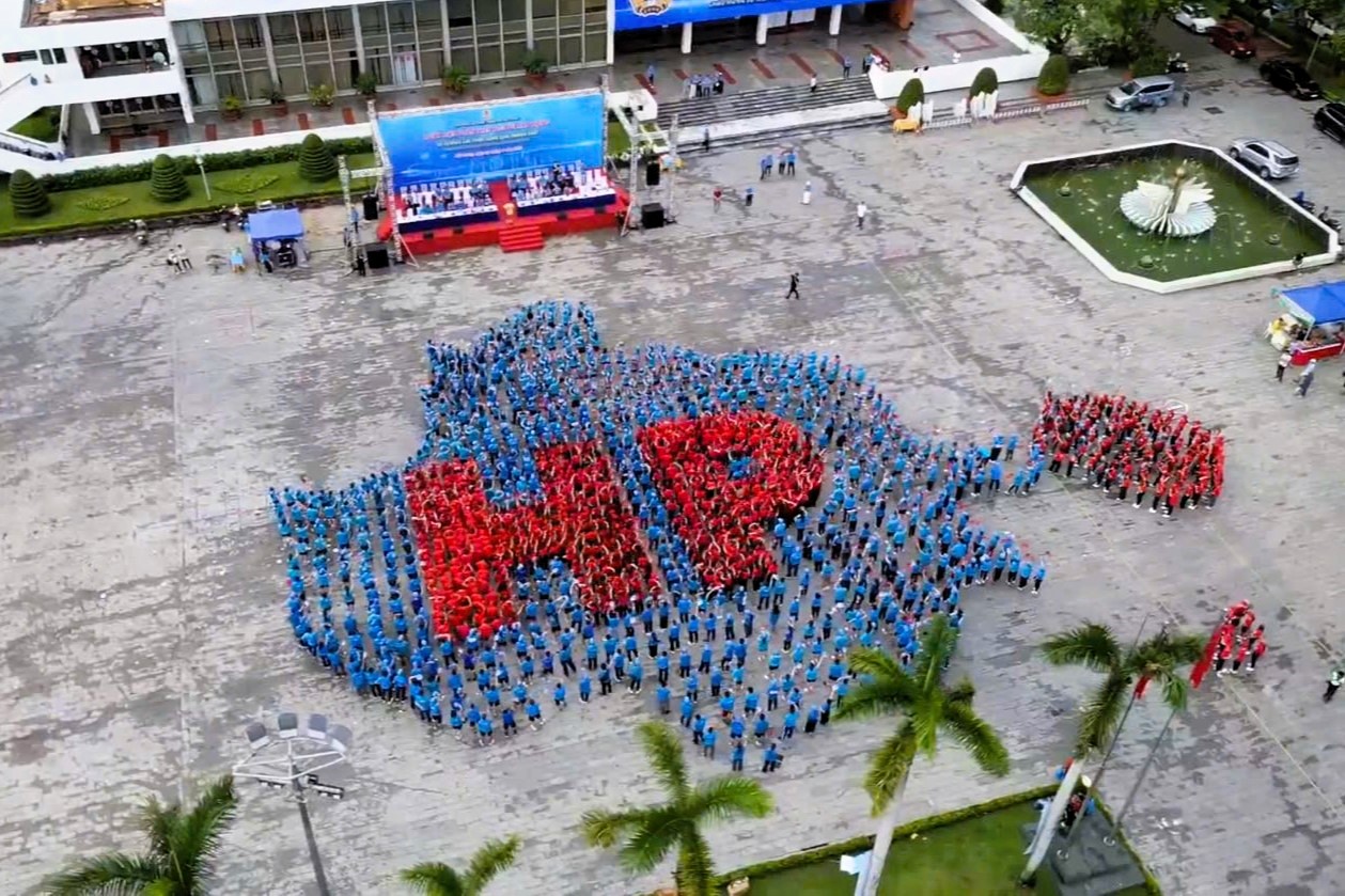 Đoàn viên, công nhân lao động xếp hình bản đồ Hải Phòng sau hợp nhất. Đoàn viên, công nhân lao động xếp hình bản đồ Hải Phòng sau hợp nhất.