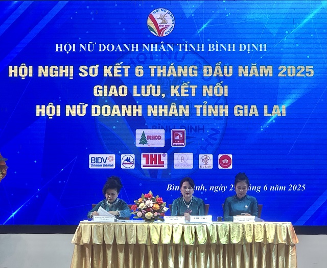 Bàn chủ toạ Hội nghị. Ảnh: Viết Hiền.